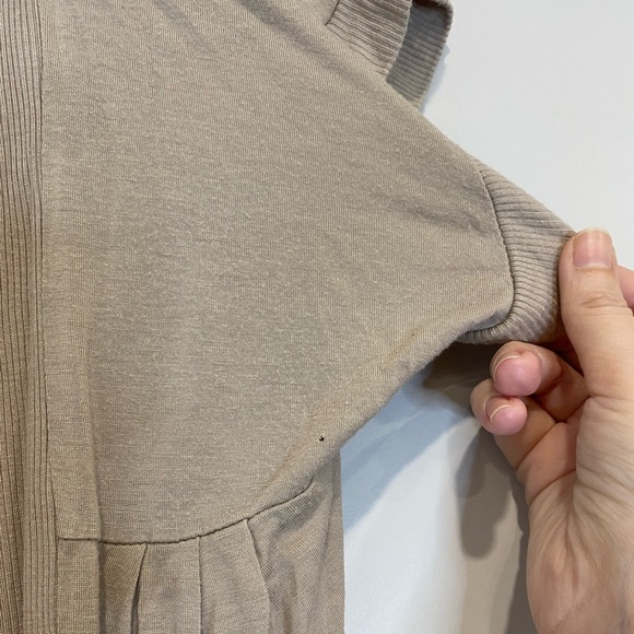 •2/$20• Forever 21 Y2K Taupe-Colored Short-Sleeved Cardigan - Picture 4 of 7